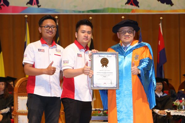Dr. Lim Teck Ting receives the 
