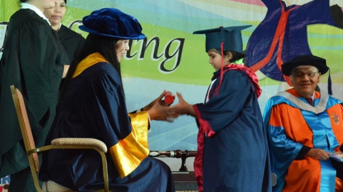 Dr. Goh Hui Chyn issues graduation certificates to students.