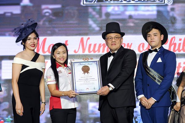 Dr. Lim Teck Ting and Dr. Goh Hui Chyn accepting the Malaysia Book of Records certificate for MRC