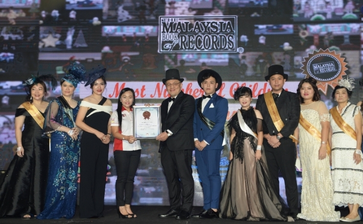 Directors of SMM Education Group and team leaders accepting The Malaysia Book of Records